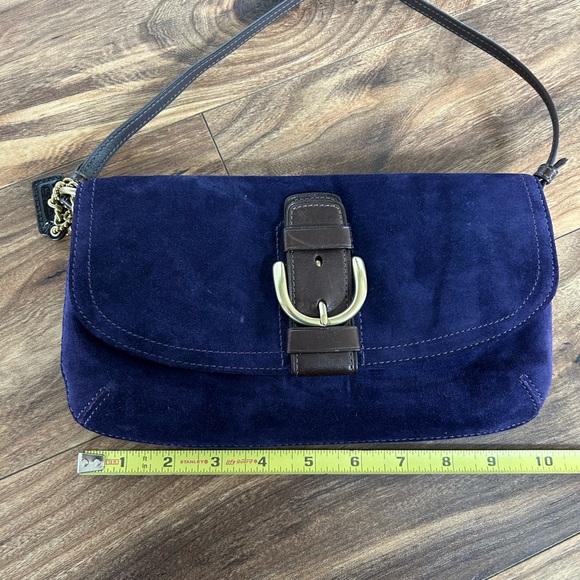 バッグ Vintage Coach purple suede bag w/charm Vintage Coach Suede Shoulder Bag W/Charms Deep Purple Y2K
